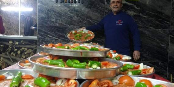10 yaşında pişirmeye başladı, tescilli ürünü herkese sundu! Bu lezzet gerçekten damak çatlatıyor: Porsiyonu 220 TL