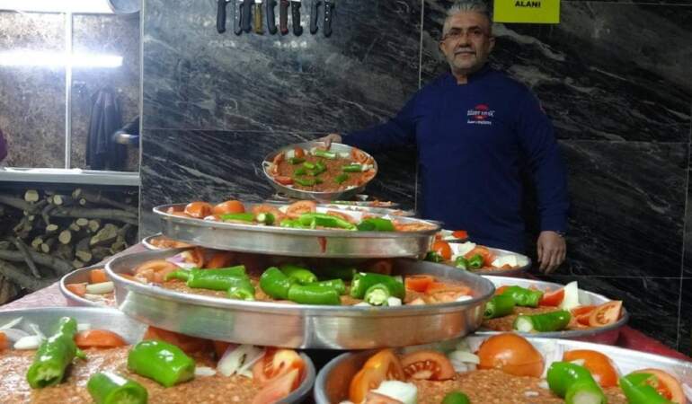 10 yaşında pişirmeye başladı, tescilli ürünü herkese sundu! Bu lezzet gerçekten damak çatlatıyor: Porsiyonu 220 TL