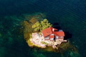 Google Maps’te bile zor görünüyor! Dünyanın en küçük adası: 1 ev ve 1 ağaçtan oluşuyor