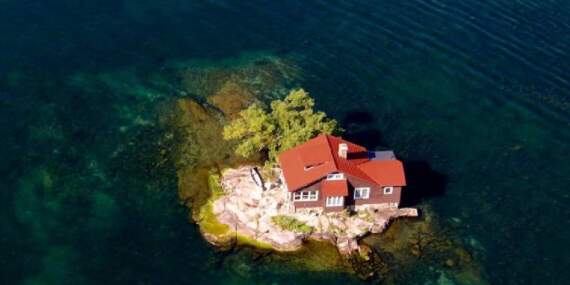 Google Maps’te bile zor görünüyor! Dünyanın en küçük adası: 1 ev ve 1 ağaçtan oluşuyor