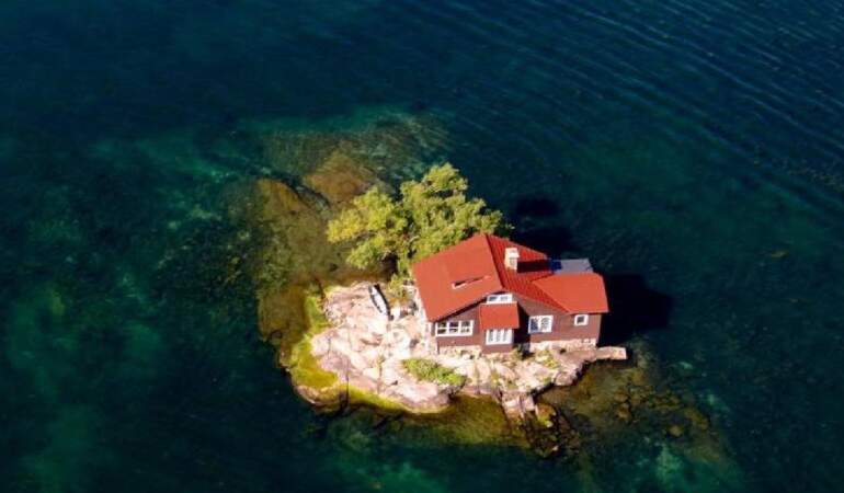 Google Maps’te bile zor görünüyor! Dünyanın en küçük adası: 1 ev ve 1 ağaçtan oluşuyor