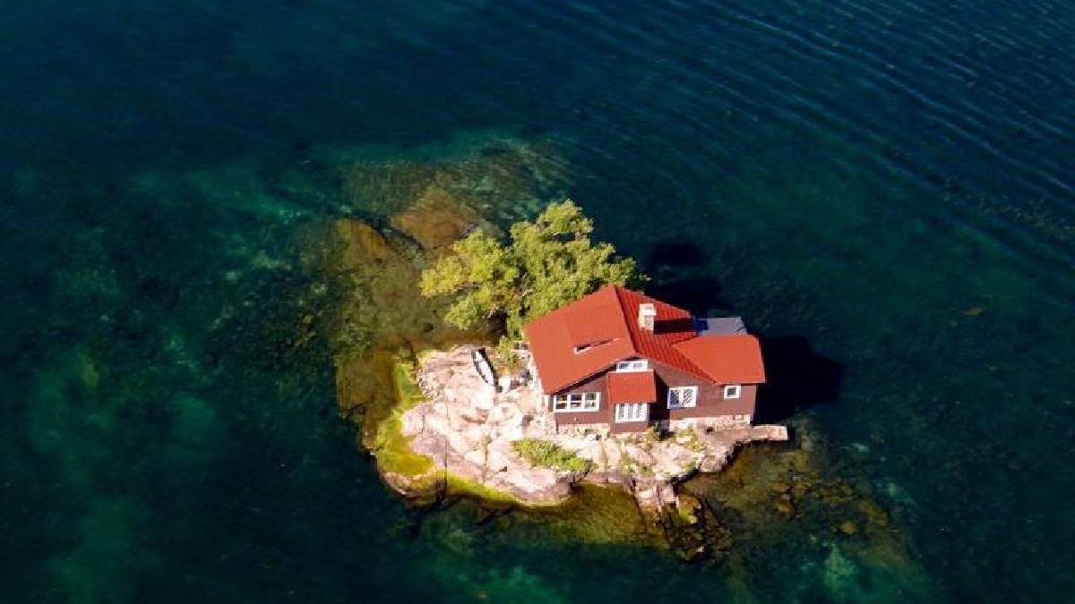 Google Maps’te bile zor görünüyor! Dünyanın en küçük adası: 1 ev ve 1 ağaçtan oluşuyor