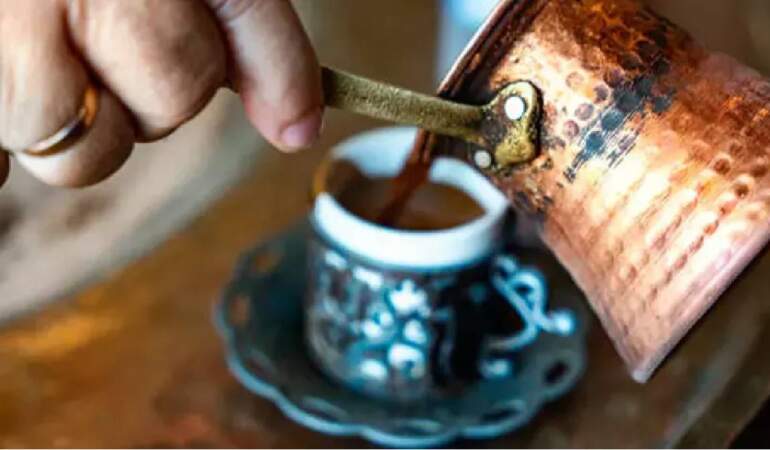 Türkiye’nin kahvesi Avrupa’da da tüketiliyor! Ancak pişirme yöntemi değişiyor: Bakın Avrupalılar Türk kahvesini nasıl pişiriyor?