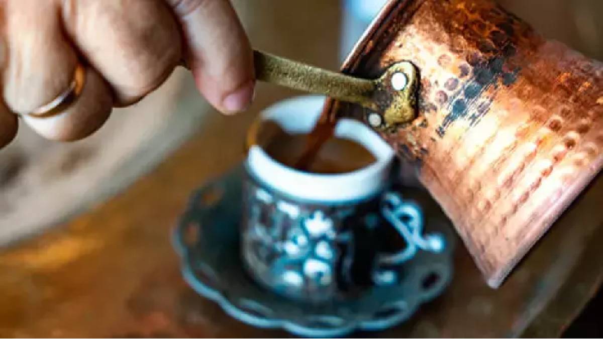 Türkiye’nin kahvesi Avrupa’da da tüketiliyor! Ancak pişirme yöntemi değişiyor: Bakın Avrupalılar Türk kahvesini nasıl pişiriyor?