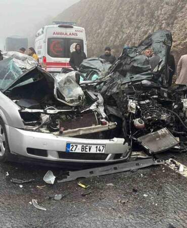 Gaziantep-Şanlıurfa yolunda sis nedeniyle zincirleme kaza: Çok sayıda araç birbirine girdi