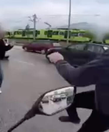 Bursa’da yol verme kavgasında sürücüler birbirine uçan tekmeyle saldırdı! O anlar kamerada