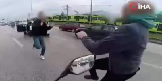 Bursa’da yol verme kavgasında sürücüler birbirine uçan tekmeyle saldırdı! O anlar kamerada