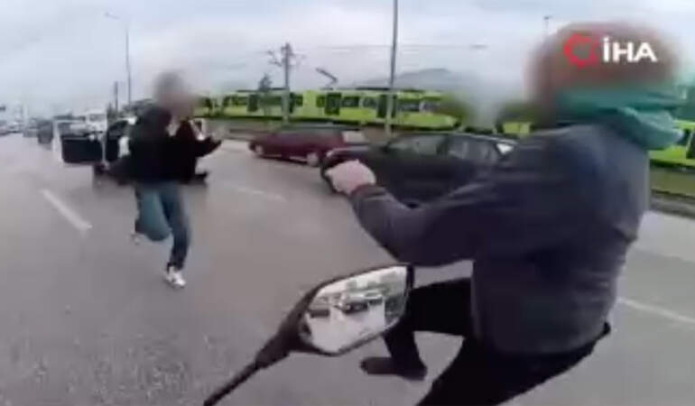 Bursa’da yol verme kavgasında sürücüler birbirine uçan tekmeyle saldırdı! O anlar kamerada