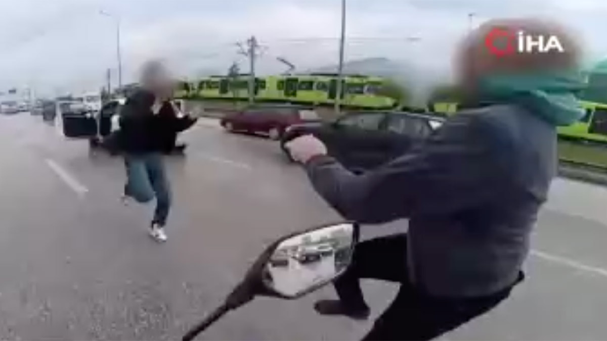 Bursa’da yol verme kavgasında sürücüler birbirine uçan tekmeyle saldırdı! O anlar kamerada