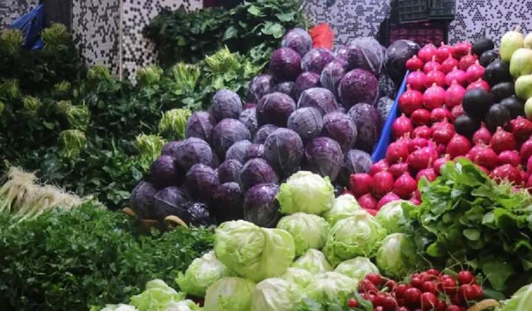 Kış sebzeleri tezgahları süsledi! Pazarın gözdesi belli oldu: Kilosu 100 TL’den satılıyor