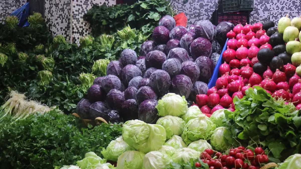 Kış sebzeleri tezgahları süsledi! Pazarın gözdesi belli oldu: Kilosu 100 TL’den satılıyor