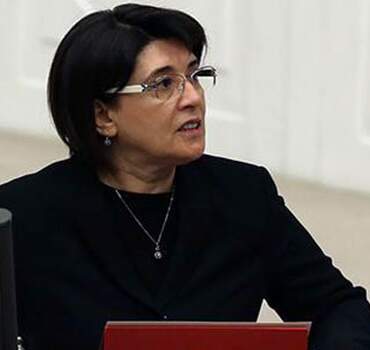Bakan Bak açıkladı: Leyla Zana’ya küfürlü tezahürata soruşturma