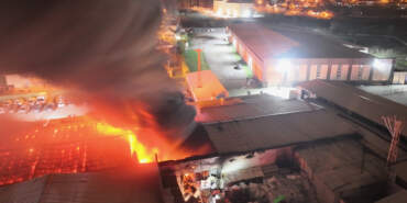 Alevlerden Hortum Oluştu! Düzce’de Büyük Fabrika Yangını