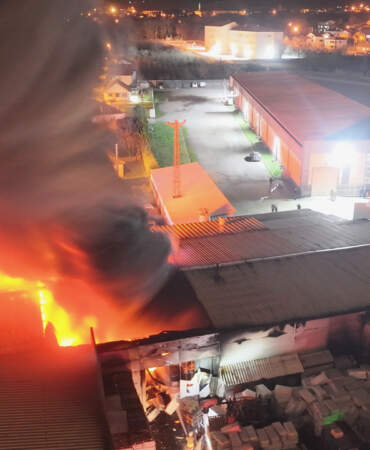 Alevlerden Hortum Oluştu! Düzce’de Büyük Fabrika Yangını
