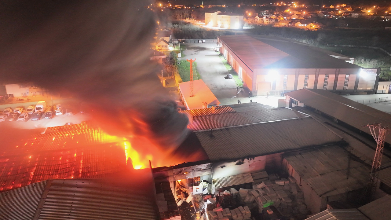 Alevlerden Hortum Oluştu! Düzce’de Büyük Fabrika Yangını