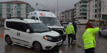 Ambulans ile Araç Çarpıştı! Yaralılar Var