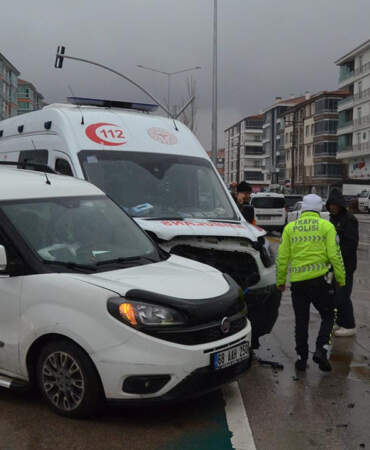 Ambulans ile Araç Çarpıştı! Yaralılar Var