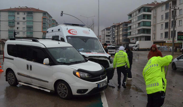 Ambulans ile Araç Çarpıştı! Yaralılar Var