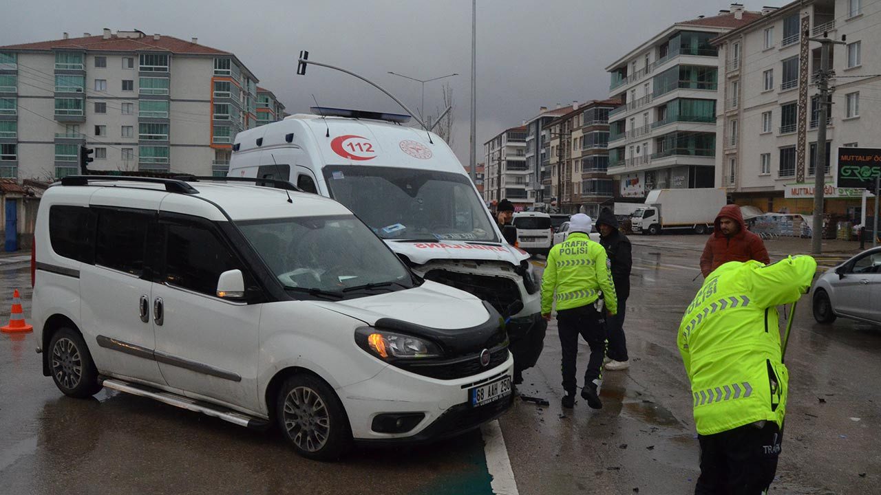 Ambulans ile Araç Çarpıştı! Yaralılar Var