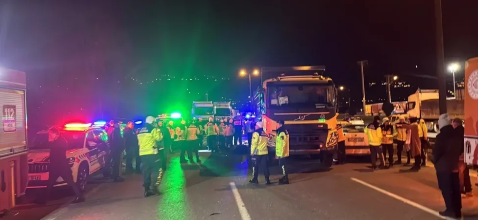 Anadolu Otoyolu’nda Kaza: Ulaşım Durdu