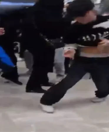 Alışveriş Merkezinde Bıçaklı Kavga: İki Çocuk Tutuklandı