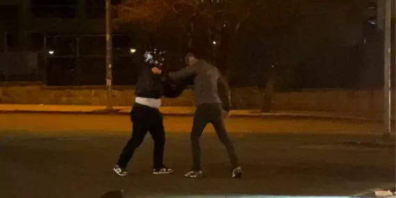 Trafiğin ortasında birbirlerine girdiler! İşte o anlar