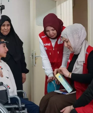 Skolyoz Hastası Kader Ameliyat Oluyor