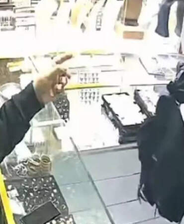 Bahçelievler’de Silahlı Kuyumcu Soygunu! Yaklaşık 3 Milyon Liralık Altınla Kaçtı