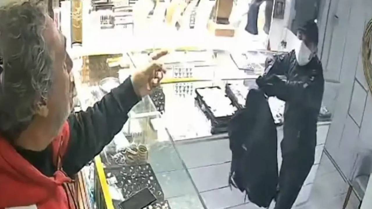 Bahçelievler’de Silahlı Kuyumcu Soygunu! Yaklaşık 3 Milyon Liralık Altınla Kaçtı