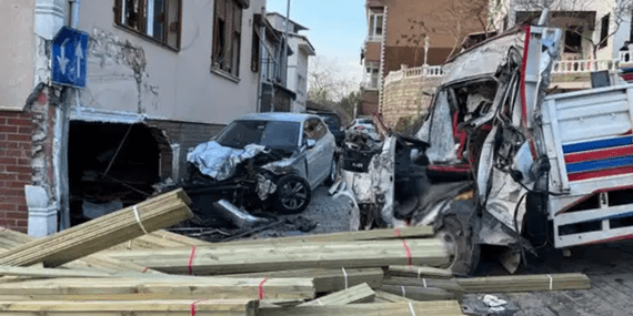 Beykoz’da Feci Kaza! Kamyon Dükkana Daldı, 2 Ölü