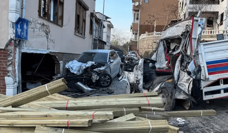 Beykoz’da Feci Kaza! Kamyon Dükkana Daldı, 2 Ölü