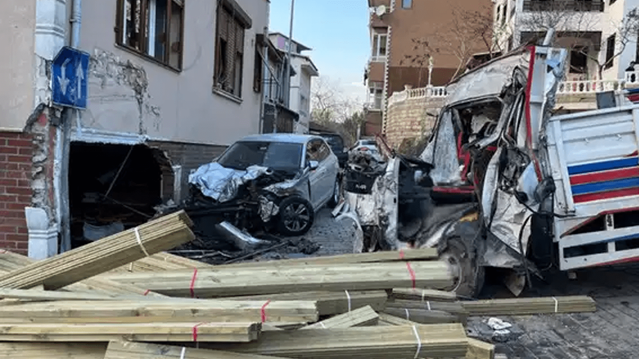 Beykoz’da Feci Kaza! Kamyon Dükkana Daldı, 2 Ölü