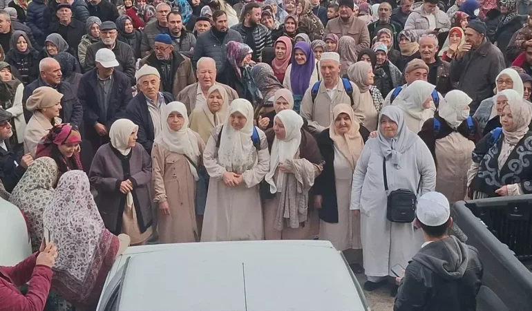 Beypazarı’ndan 42 kişi umre ibadeti için kutsal topraklara uğurlandı