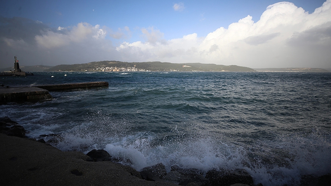 Çanakkale Boğazı’nda Gemi Geçişleri Başladı