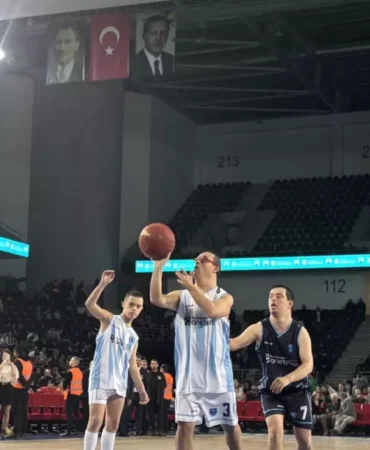 Down Sendromlu Sporculardan Farkındalık Maçı
