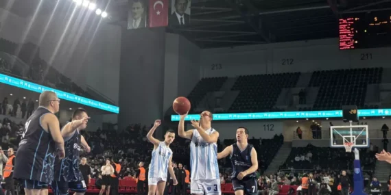Down Sendromlu Sporculardan Farkındalık Maçı