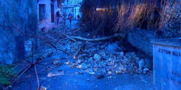 Fatih’te İstinat Duvarı Çöktü, Sokak Trafiğe Kapatıldı!