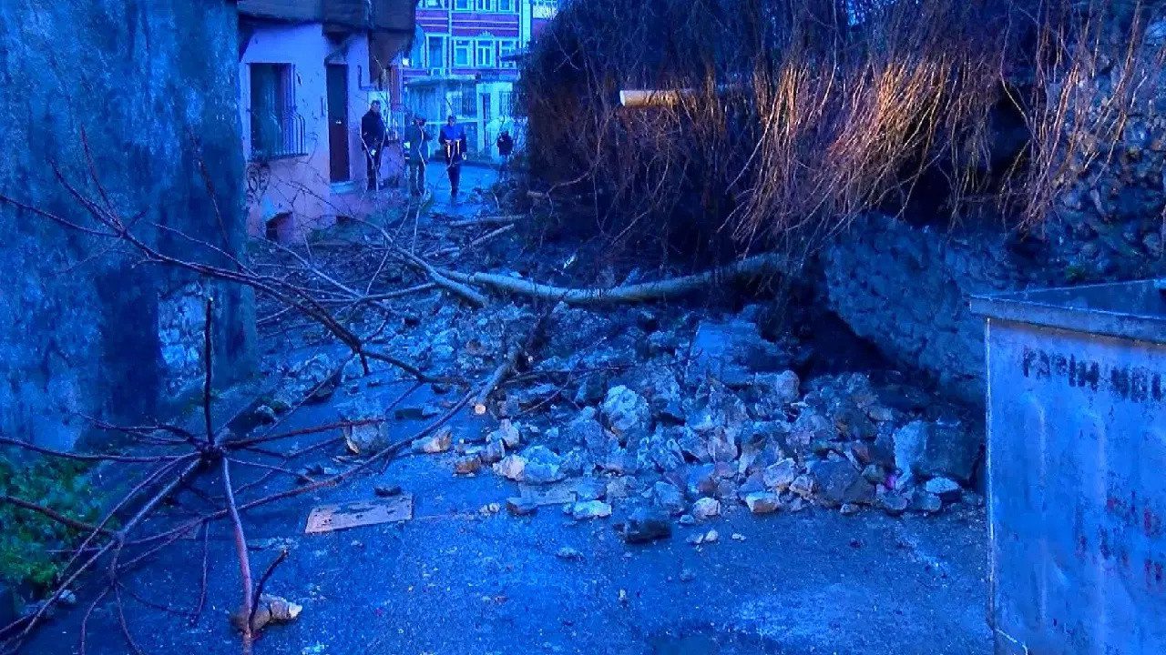 Fatih’te İstinat Duvarı Çöktü, Sokak Trafiğe Kapatıldı!