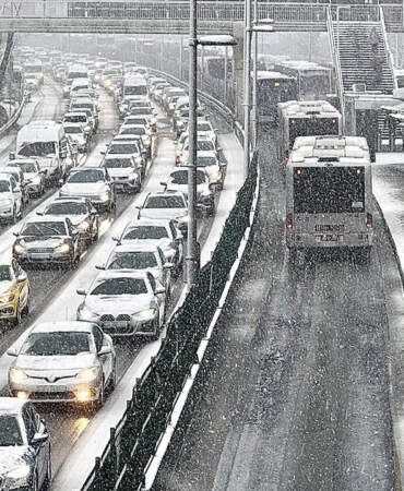 İstanbul’da Kar Çilesi! Köprü ve Otoyollarda Uzun Kuyruklar