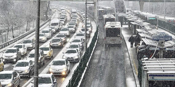 İstanbul’da Kar Çilesi! Köprü ve Otoyollarda Uzun Kuyruklar