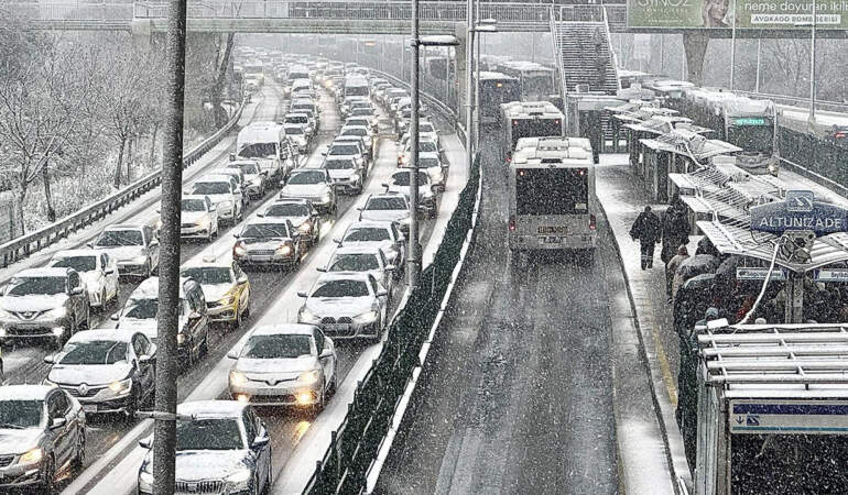 İstanbul’da Kar Çilesi! Köprü ve Otoyollarda Uzun Kuyruklar
