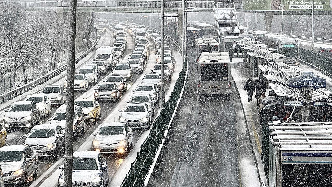 İstanbul’da Kar Çilesi! Köprü ve Otoyollarda Uzun Kuyruklar