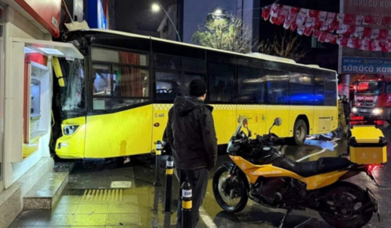 İstanbul’da Korku Dolu Anlar! İETT Otobüsü Binaya Çarptı