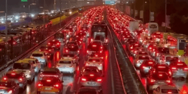 İstanbul’da Trafik Felç Oldu! Araçlar Durma Noktasına Geldi
