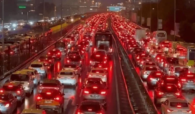 İstanbul’da Trafik Felç Oldu! Araçlar Durma Noktasına Geldi