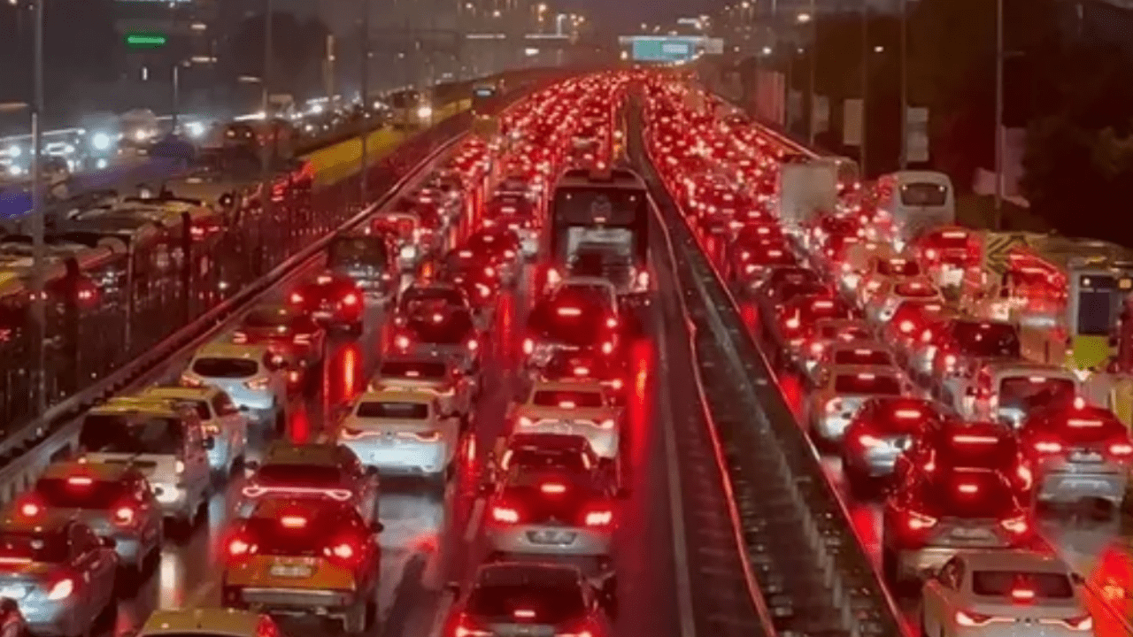 İstanbul’da Trafik Felç Oldu! Araçlar Durma Noktasına Geldi