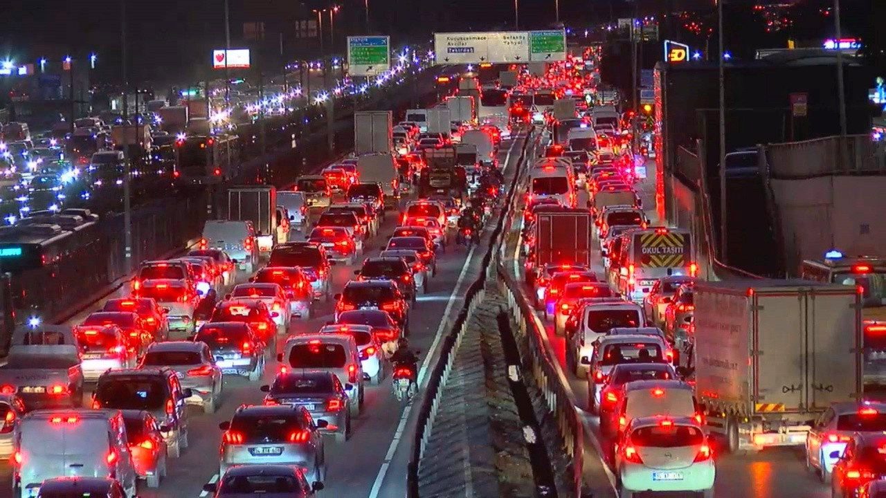 Mesai Çıkışı Çilesi… İstanbul’da Trafik Kilitlendi