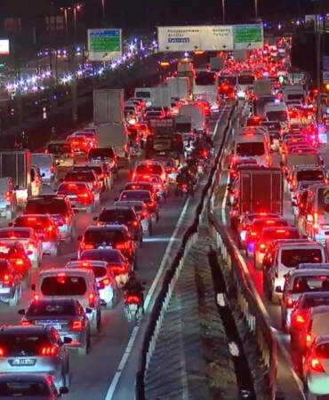 İstanbul’da Trafik Kilitlendi!