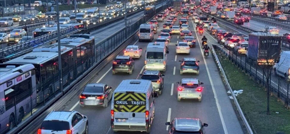 İstanbul Trafiği Yağışın Etkisiyle Felç Oldu