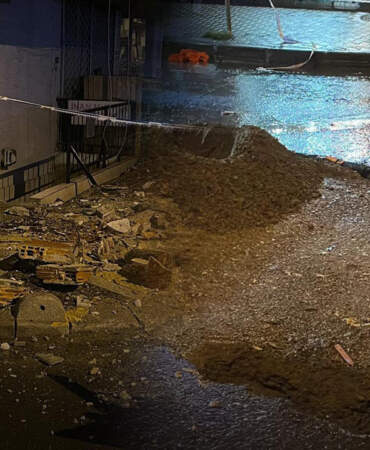 İstanbul’u Fırtına Vurdu! Ağaçlar Devrildi, Yol Çöktü, Balkon Yıkıldı